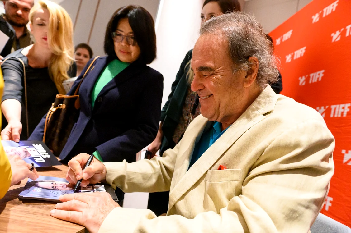 Oliver Stone a fost luat cu asalt de fanii de la TIFF. FOTO: TIFF