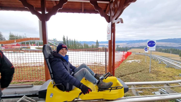 Prezentatorul de la Kanal D s-a dat şi cu bobul, căci la Toplița este cea mai lungă pistă