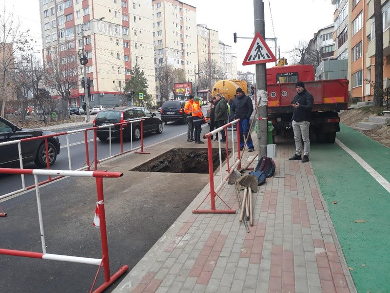 Stradă surpată la scurt timp după terminarea lucrărilor de refacere. Caverna „căscată” sub un drum din Piatra Neamț