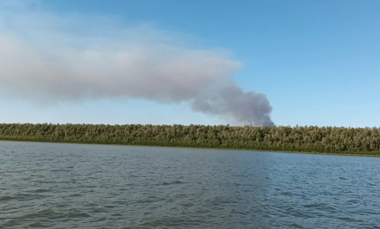 Un fum gros a acoperit Galațiul FOTO: George Nica/Facebook