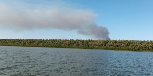 Un fum gros a acoperit Galațiul FOTO: George Nica/Facebook