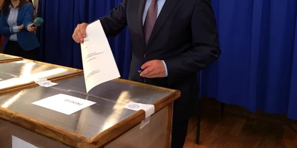 Liviu Dragnea liderul PSD a votat la Turnu Măgurele Teleorman la alegerile locale din 5 iunie 2016 Foto Elisa Bouleanu