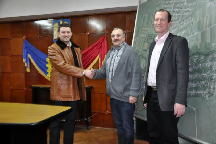 Primarul împreună cu reprezentanţii firmei