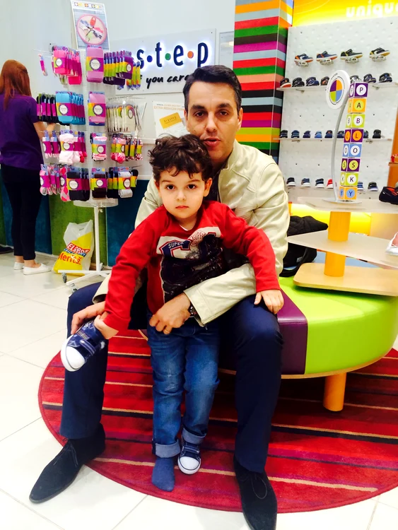 Fiul lui Cristi Brancu îşi serbează ziua şi primeşte cadouri în fiecare zi de întâi a lunii