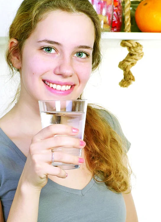 
    Pune lămâie în apă! În felul acesta este mai gustoasă şi mai uşor de băut.  