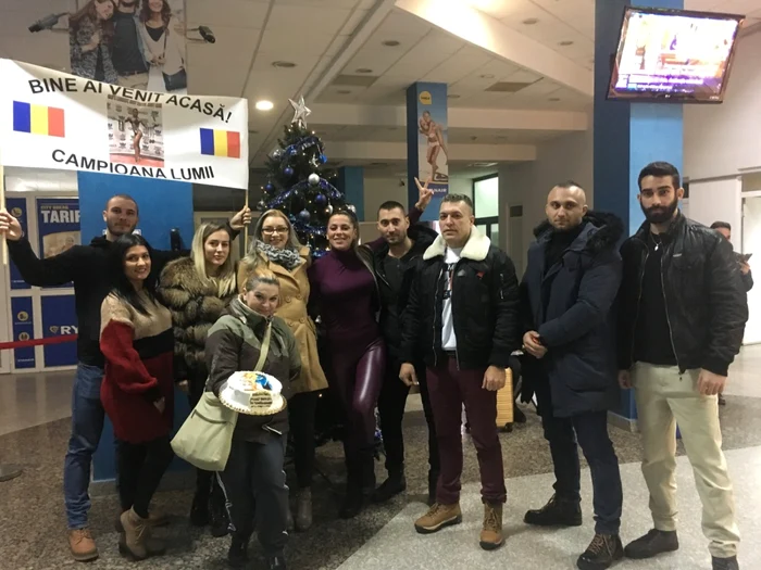 Maria Lara Alexandra Popa (centru), alături de prieteni, pe aeroportul din Craiova Foto: Ana Popescu
