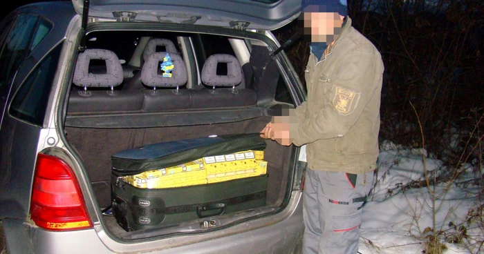 Două persoane au fost reţinute în 24 de ore