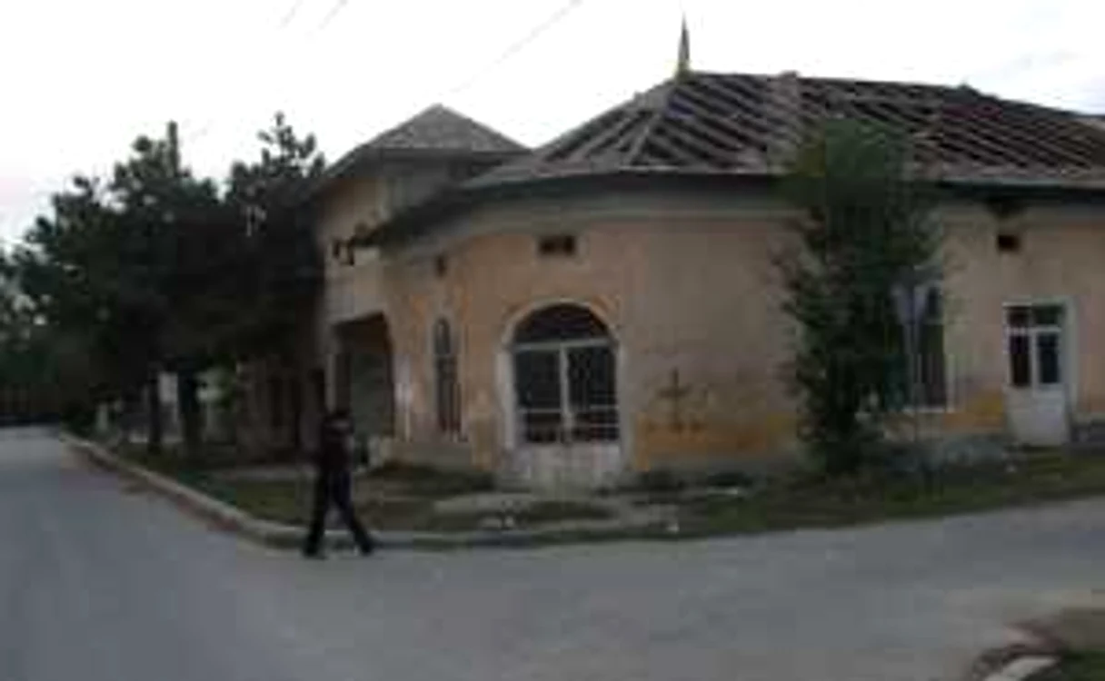 Magazinele din „Faţa Gării“ au ajuns ruine