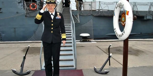 Viceamiralul Nora Tyson din Marina Americană - întâmpinată la Constanţa de Forţele Navale Române Sursă foto navy.ro