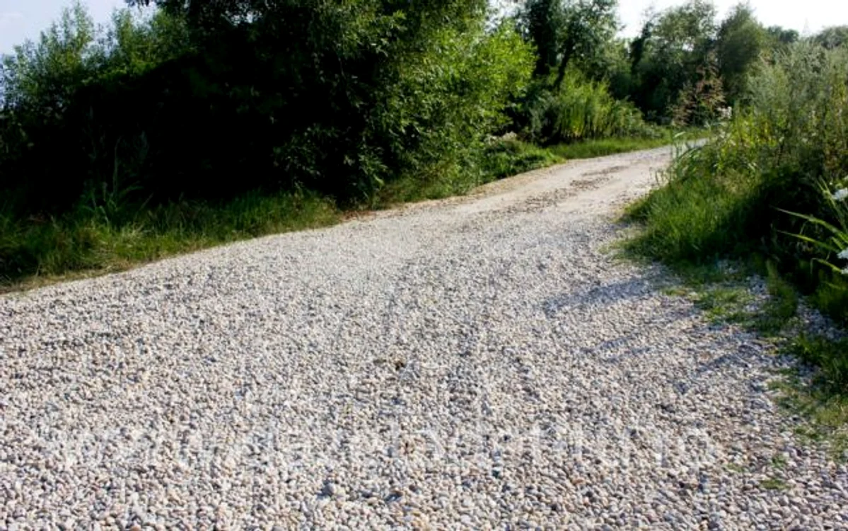 Piatra va fi utilziată pentru repararea drumurilor de pământ din oraş