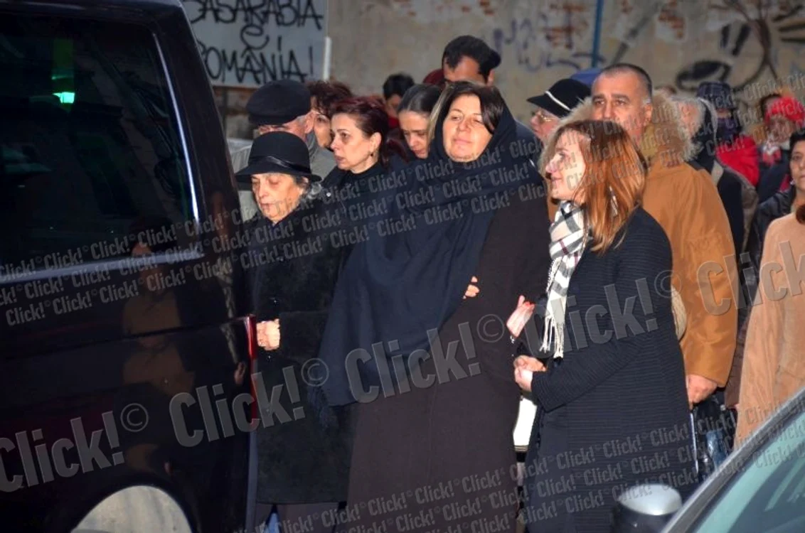 Trupul neînsufleţit al lui Şerban Ionescu a fost depus la Teatrul Naţional din Bucureşti.