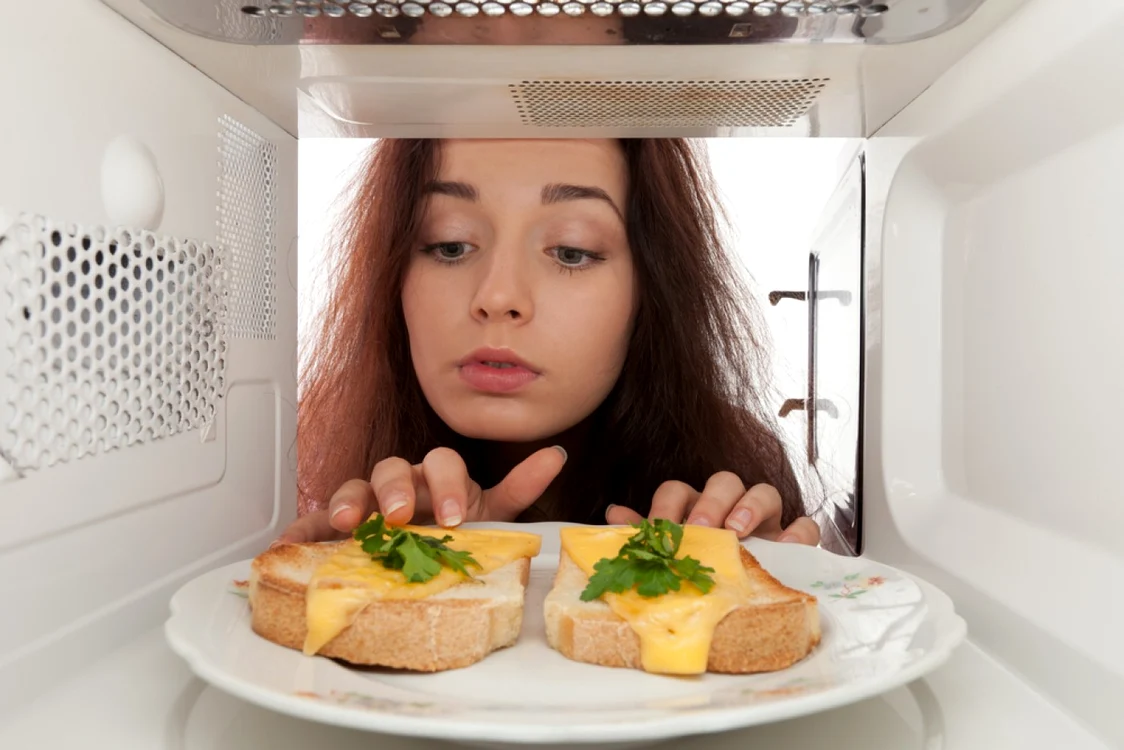 Ce crezi că mai poţi să faci cu un cuptor cu microunde, în afară de mâncare? FOTO realdose.com