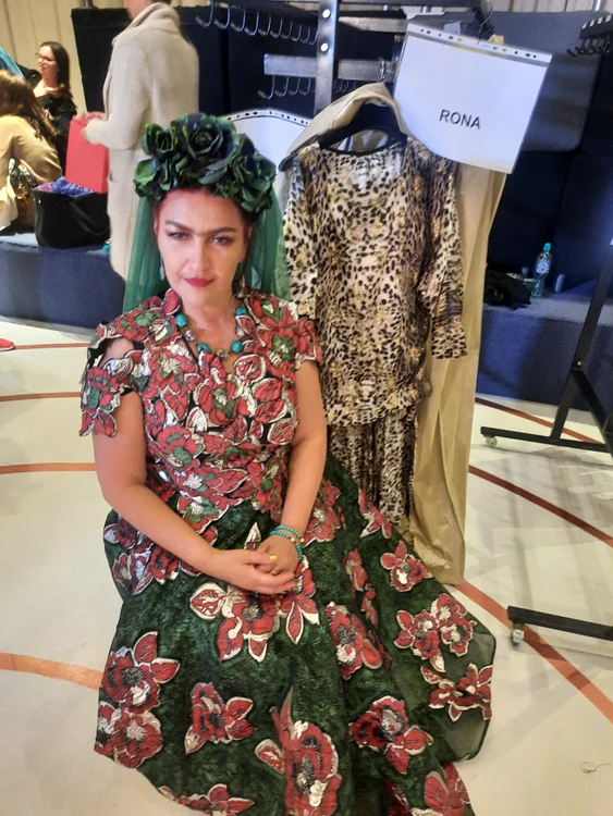 Rona Hartner în culisele prezentării de modă