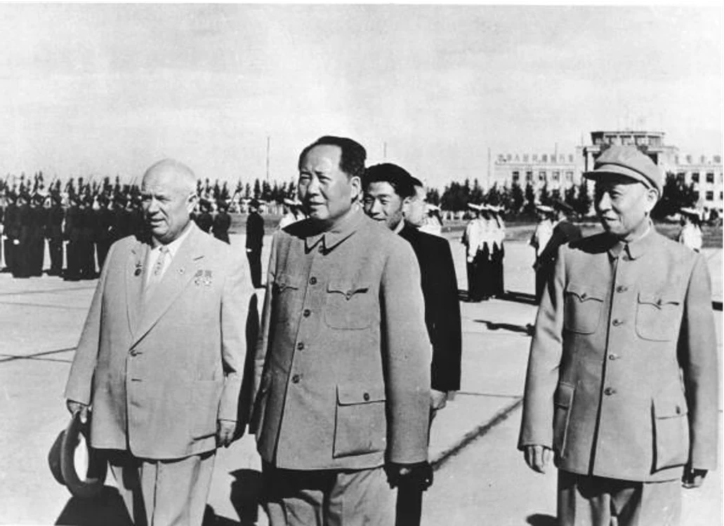 Hrușciov și Zedong trec în revistă trupele chineze, la a 10-a aniversare de la înființarea RPC