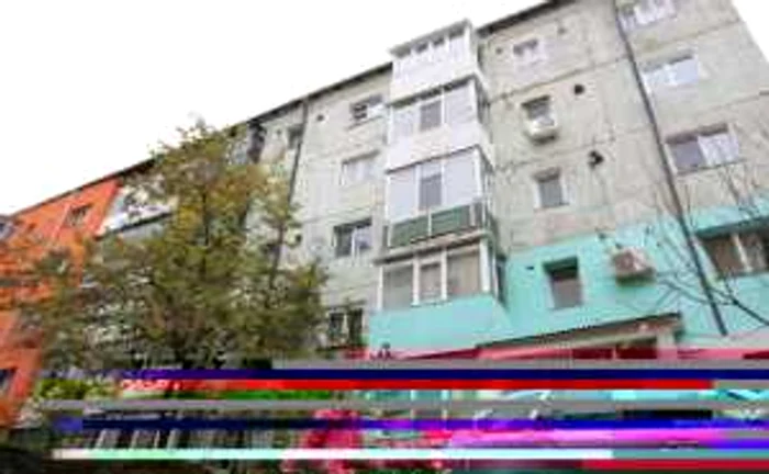 Multe blocuri din oraş seamănă cu o cutie de acuarele din cauza culorilor diverse folosite de locatari la termoizolaţie