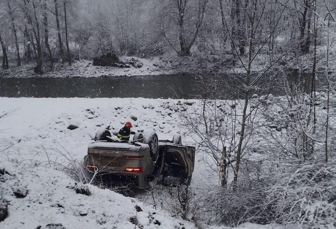 O maşină cu patru cetăţeni turci dintre care doi copii s-a răsturnat pe Valea Lotrului DN7A la Malaia în Vâlcea Foto Adevărul 