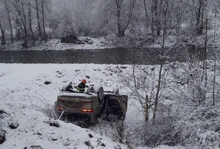 O maşină cu patru cetăţeni turci dintre care doi copii s-a răsturnat pe Valea Lotrului DN7A la Malaia în Vâlcea Foto Adevărul