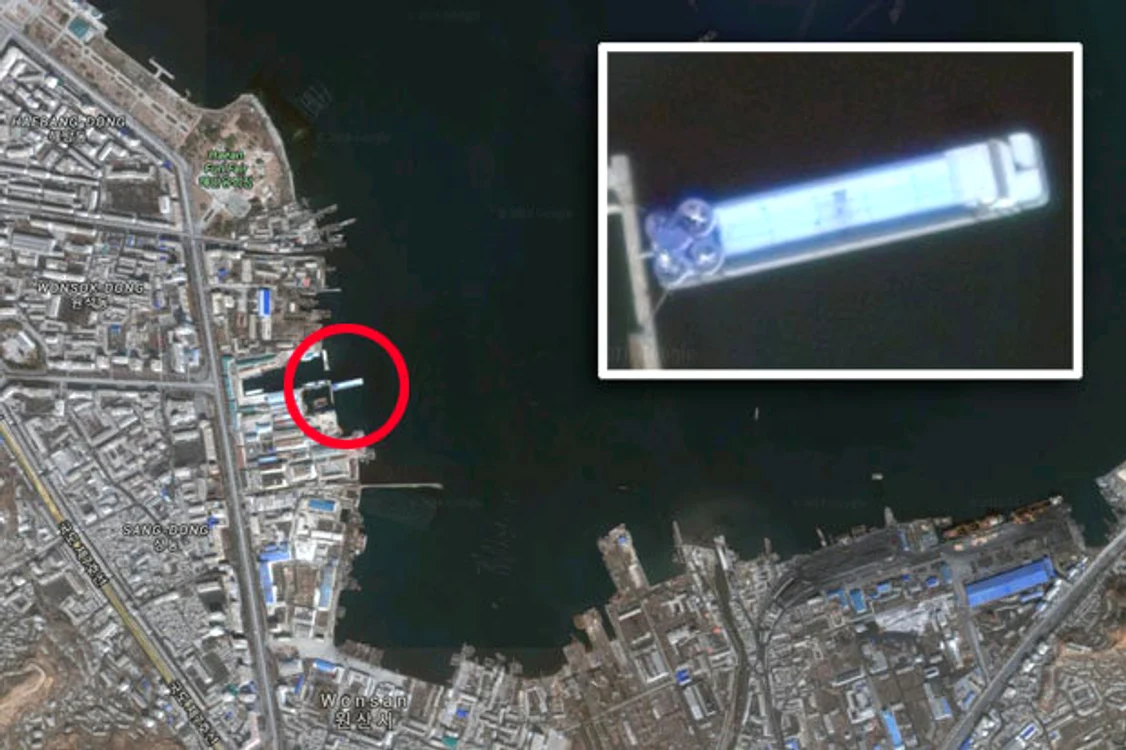 Imaginile surprinse din satelit arată ”structura misterioasă” ancorată în portul Wonsan