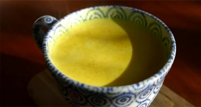 Cele două ingrediente principale ale acestei băuturi miraculoase sunt laptele şi turmericul