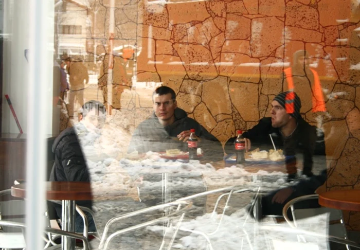 Câţiva studenţi au simţit nevoia unei gustări înainte de a trece la treabă