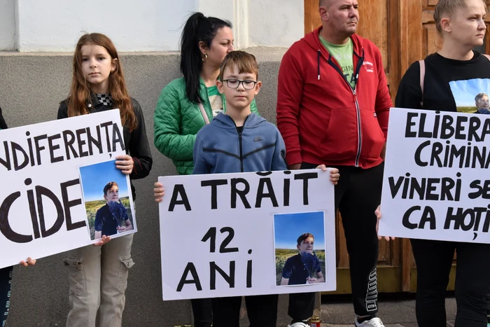 Oamenii au venit înarmaţi cu pancarte cu mesaje Foto: Bihoreanul