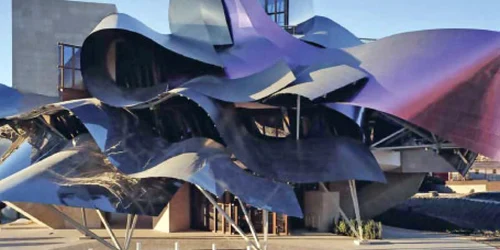 În 2007, Frank Gehry a construit hotelul Heredos del Marques de Riscal în Elsiego