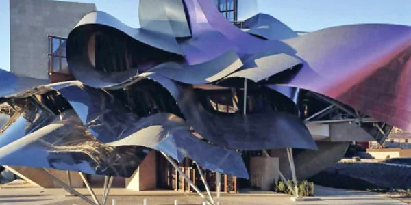 În 2007, Frank Gehry a construit hotelul Heredos del Marques de Riscal în Elsiego