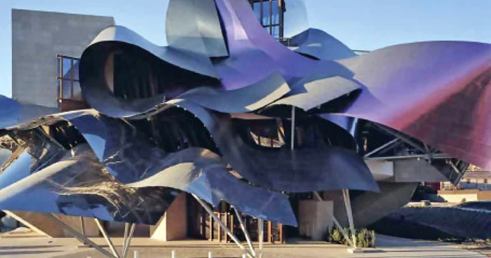 În 2007, Frank Gehry a construit hotelul Heredos del Marques de Riscal în Elsiego