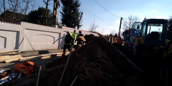 Accident de muncă - muncitor surprins de alunecarea unui mal de pământ în şanţul de canalizare la care lucra în Râmnicu Vâlcea pe strada Bujorencii Foto Adevărul