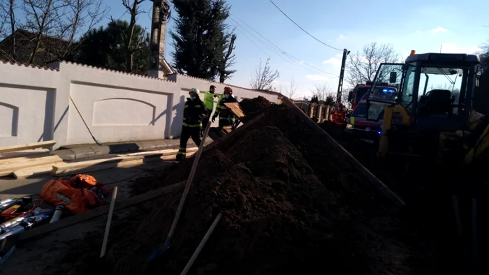 Accident de muncă - muncitor surprins de alunecarea unui mal de pământ în şanţul de canalizare la care lucra în Râmnicu Vâlcea pe strada Bujorencii Foto Adevărul