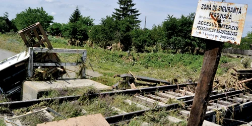 În timpul inundaţiilor, apele au luat tot pietrişul de sub şine