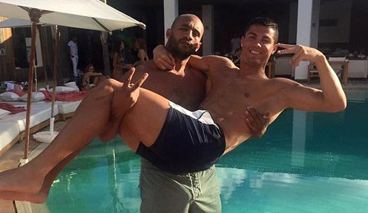 O glumă, sau aşa îi place lui Cristiano să fie plimbat de către Badr HariFoto Instagram/ Badr Hari
