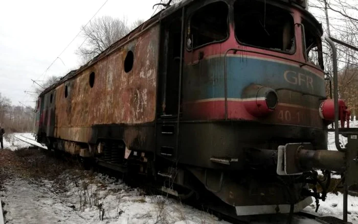 Locomotiva devastată de incendiu. FOTO: AGIFER.