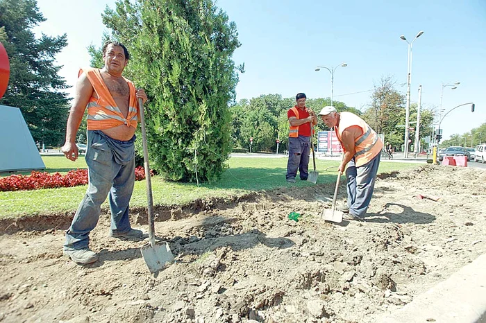 În rondul de la Charles de Gaulle, muncitorii dau la lopată, în miezul zilei