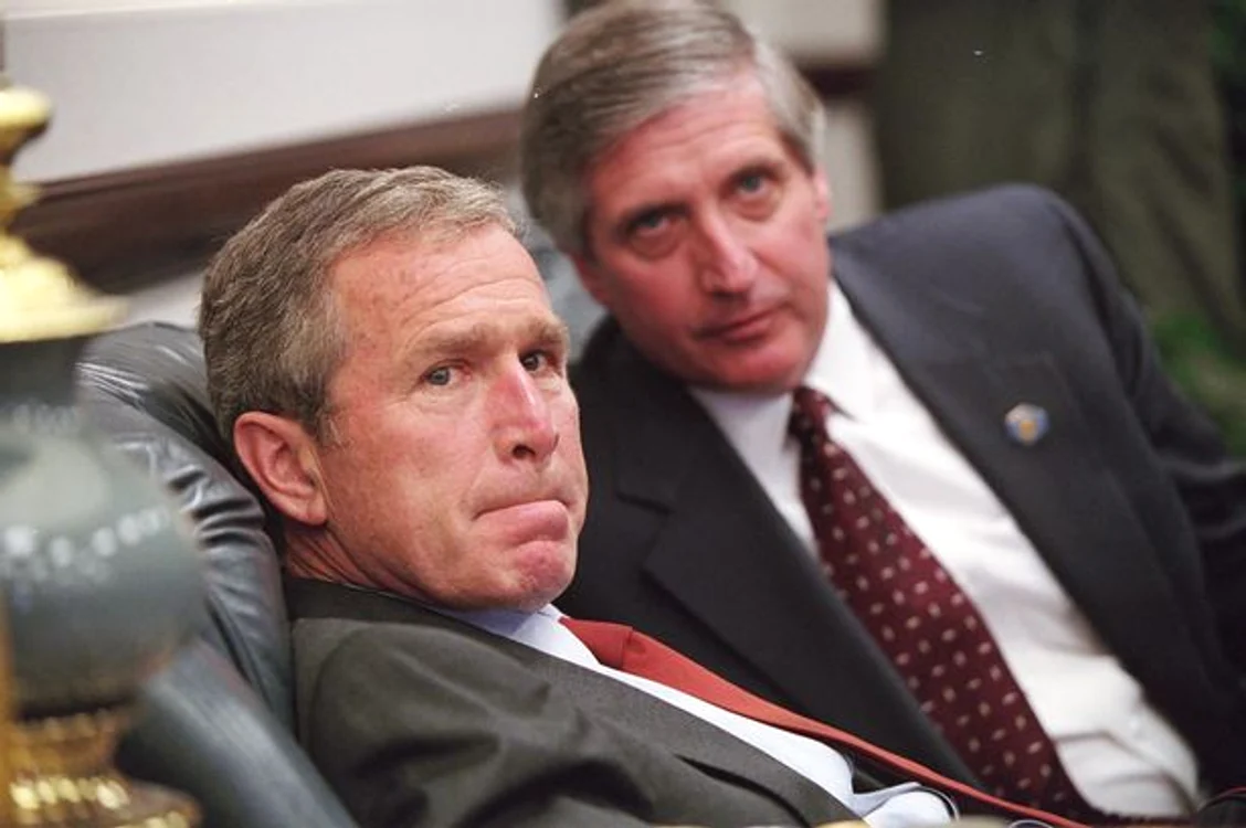 
    Președintele George W. Bush, alături de Șeful Statului Major al Case Albe, Andrew Card la baza Barksdale Air ForceFoto Eric Draper/Mirror.co.uk  