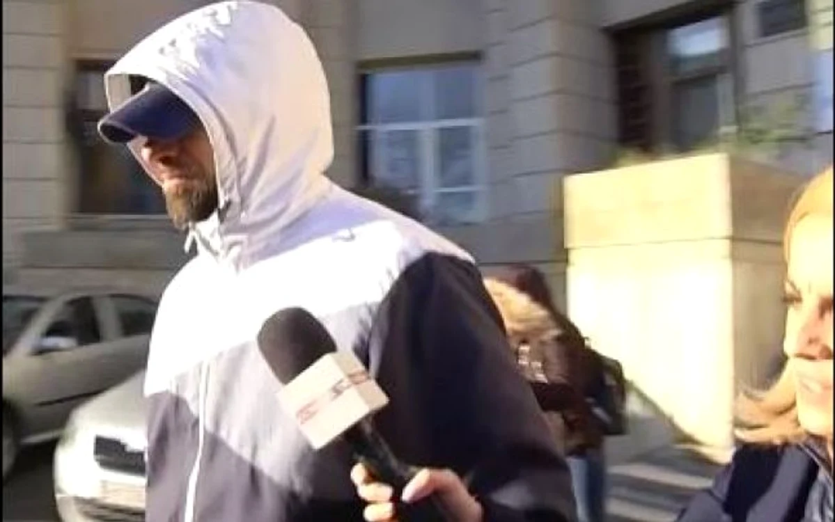 Mai mulţi jurnalişti au fost agresaţi, marţi, de fiul lui Gheorghe Dincă, la ieşirea de la CNA FOTO Captură România TV