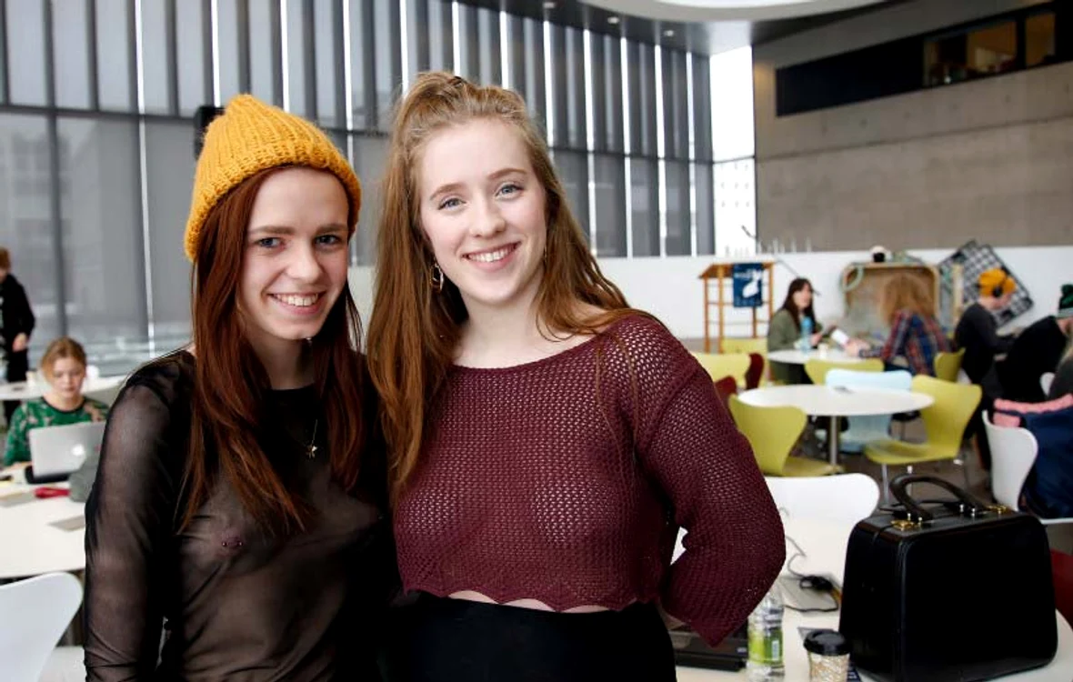 
    Femeile din Islanda au lăsat timiditatea la o parte şi şi-au arătat sfârcurile foto: mbl.is  