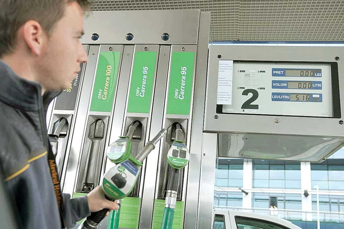 Carburanţii ar trebui să se ieftinească cu cel puţin 53 de bani pe litru