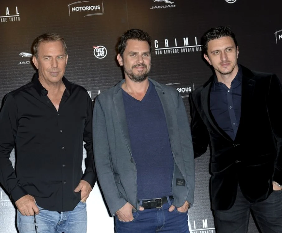 Kevin Costner, regizorul Ariel Vromen şi actorul Dragoş Săvulescu, la premiera peliculei "Criminal"(2016)foto: GettyImages