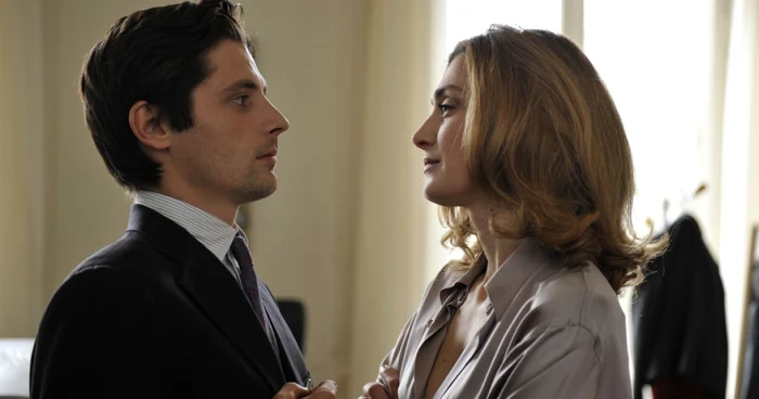Julie Gayet îi dă viaţă unuia dintre membrii cabinetului ministrului francez de externe, rol interpretat de actorul Thierry Lhermitte FOTO en.unifrance.org