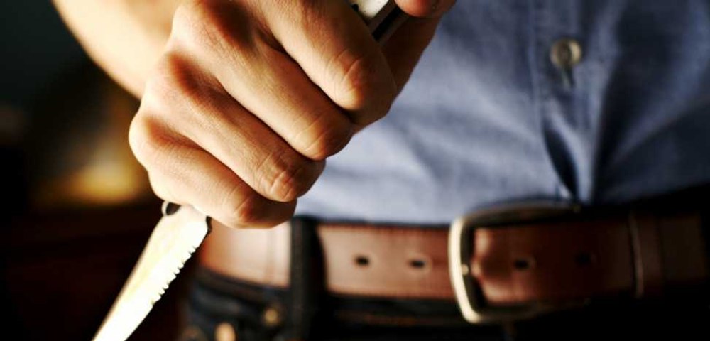 Un tânăr de 17 ani a fost înjunghiat pe o stradă din Turnu Măgurele