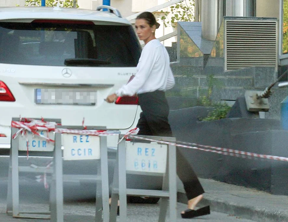 Mezina fostului preşedinte s-a  refugiat în muncă pentru a uita  de probleme. A slăbit enorm şi stă  la serviciu mai bine de 9 ore