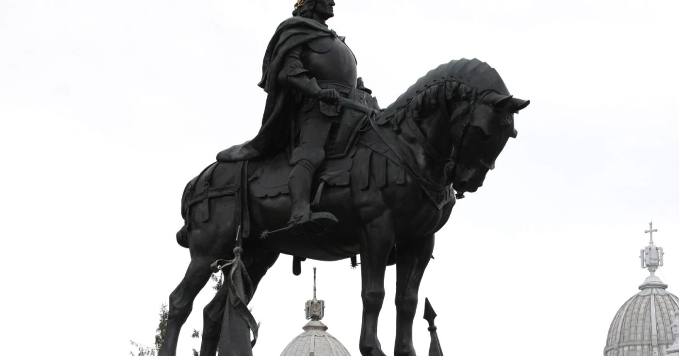 Matia Corvin s-a născut la Cluj în 1443. În numele său a frost ridicată o statuie, în centrul oraşului, în 1902