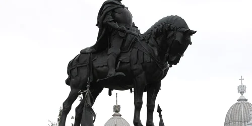 Matia Corvin s-a născut la Cluj în 1443. În numele său a frost ridicată o statuie, în centrul oraşului, în 1902