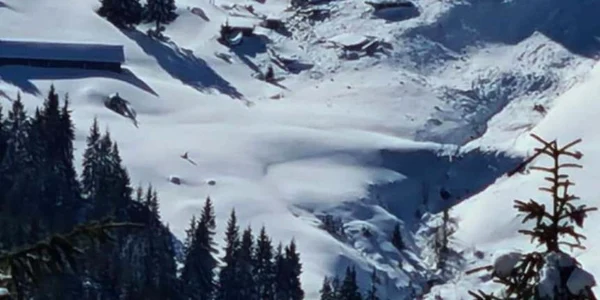avalansa FOTO  Facebook Avalanşe în carpaţi  Nutu Coman