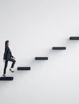 femeie care merge  foto   Shutterstock jpg