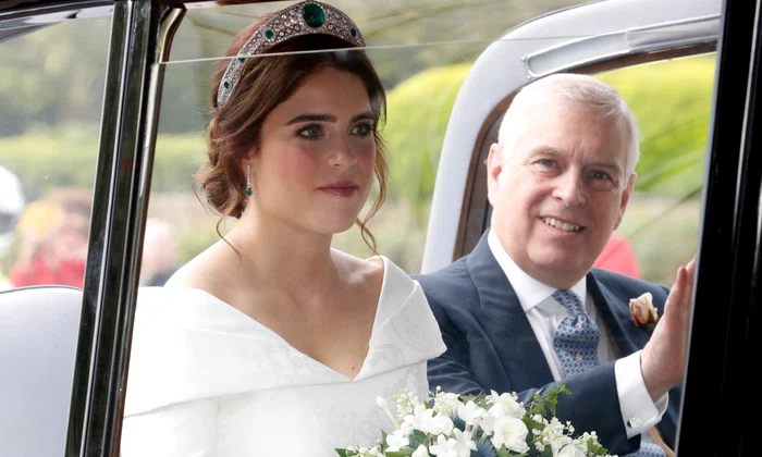 Prințesa Eugenie a fost adusă de tatăl ei, Prințul Andrew, la capela St George jpeg