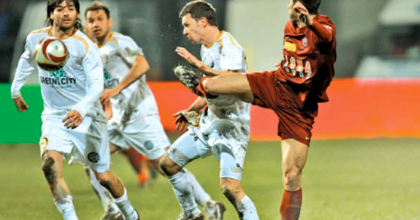 Brandan (stânga) a fost ţinta reproşurilor lui Apostol (dreapta în alb). Cu Liverpool, argentinianul e suspendat