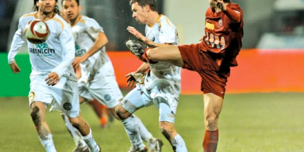 Brandan (stânga) a fost ţinta reproşurilor lui Apostol (dreapta în alb). Cu Liverpool, argentinianul e suspendat