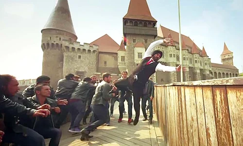 Pelicula «Singh is Bliing»  a fost filmată în România  Aici, o scenă de la Castelul Corvinilor jpeg